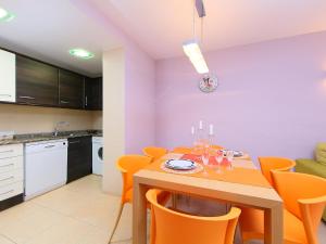 eine Küche und ein Esszimmer mit einem Tisch und Stühlen in der Unterkunft Apartment Can Pavet by Interhome in Vilafortuny