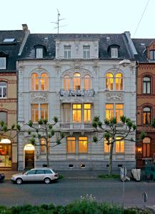 um carro estacionado em frente a um grande edifício em Hotel zum Scheppen Eck em Wiesbaden