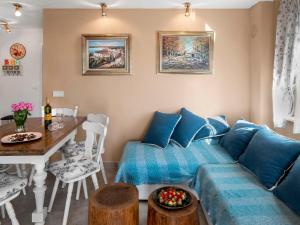 Un lugar para sentarse en Holiday Home Villa Aurora by Interhome