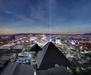 Una vista general de Las Vegas o una vista desde la ciudad tomada desde el resort