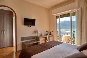 una camera con letto e una grande finestra con vista di Hotel Bellavista a Menaggio