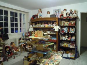 ein Raum voller Puppen und Spielzeug in der Unterkunft MOULIN DE L'ABBESSE in Thouars