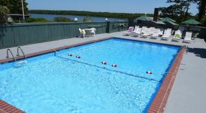 The swimming pool at or close to The Cove Motel