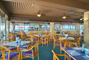 un comedor con mesas y sillas en un restaurante en Oceanfront Litchfield Inn, en Pawleys Island