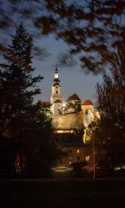 ein Gebäude mit einem Uhrturm darüber in der Unterkunft Penzion PKO Nitra in Nitra