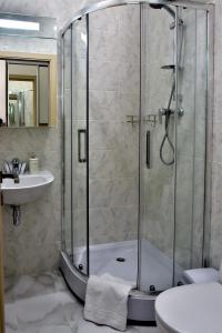 EXPO Hotel Comfort tesisinde bir banyo