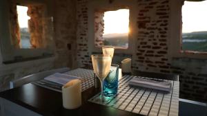 - une table avec une bougie et un verre dans l'établissement Hotel Spa Genovese, à Bonifacio