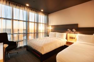 Giường trong phòng chung tại Alt Hotel Calgary East Village