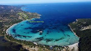 een luchtzicht op het eiland kataliasajaaja waikatarivas bij Residence Bellavista à Santa Giulia, proche de la plage et vue mer in Porto-Vecchio