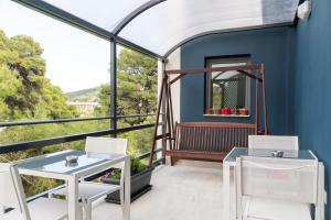 Balkon atau teras di CHROMA Lodge Pikermi