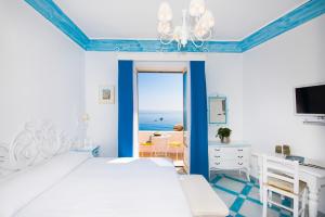 um quarto com uma cama e vista para o oceano em Villa Flavio Gioia em Positano