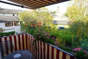 d'un balcon avec vue sur un jardin fleuri. dans l'établissement Hotel Rüdesheimer Hof - Superior, à Rüdesheim am Rhein