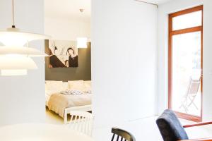 - une chambre avec un lit et une fenêtre dans l'établissement Apartament Relax Neptun Park, à Gdańsk