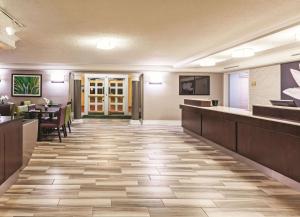 una hall di un hotel con bar e ristorante di La Quinta Inn by Wyndham Odessa a Odessa