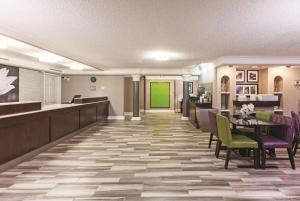 una hall con area di attesa e porta verde di La Quinta Inn by Wyndham Odessa a Odessa