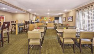 Area tempat duduk di La Quinta Inn by Wyndham Toledo Perrysburg