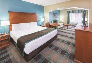 Katil atau katil-katil dalam bilik di La Quinta by Wyndham Houston Hobby Airport