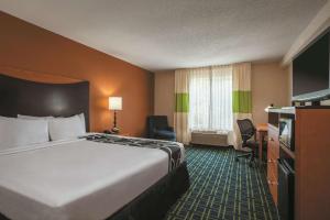 ein Hotelzimmer mit einem Bett und einem TV in der Unterkunft La Quinta by Wyndham Manassas Battlefield in Manassas