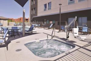 - un bain à remous sur une terrasse avec des chaises et des tables dans l'établissement La Quinta by Wyndham Page at Lake Powell, à Page