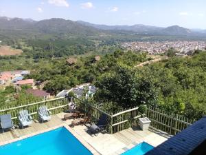 een uitzicht vanaf het balkon van een huis met een zwembad bij View Inn Exclusive Lodge in Nelspruit