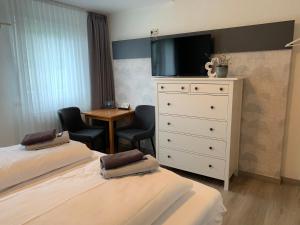 Кровать или кровати в номере Stumbergers Hotel