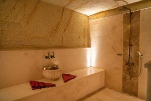 Phòng tắm tại Kayakapi Premium Caves Cappadocia