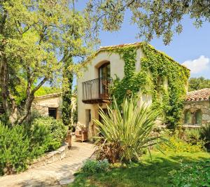 une maison avec un balcon sur le côté de celle-ci dans l'établissement Lodge de Charme A Cheda, à Bonifacio