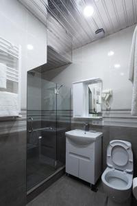 uma casa de banho com um WC, um chuveiro e um lavatório. em Hotel Avenue 106 em Tbilisi