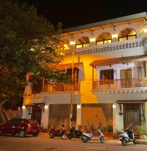 um grupo de motociclos estacionados em frente a um edifício em La Maison Pondichéry em Pondicherry