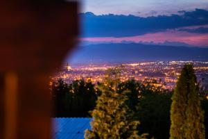 - une vue sur la ville éclairée la nuit dans l'établissement Casa City View, à Sibiu