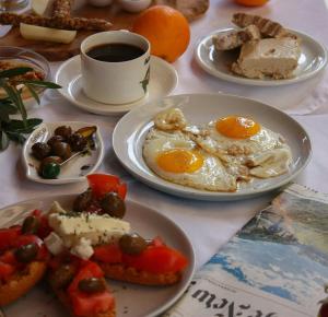 una mesa con platos de desayuno y una taza de café en Hotel Galaxidi, en Galaxidhion