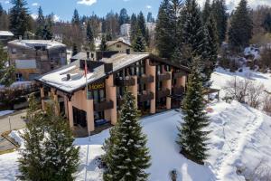 una vista aérea de un hotel en la nieve en T3 Hotel Mira Val, en Flims