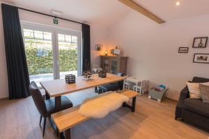 een woonkamer met een tafel en een bank bij Vakantiewoning De Gulden Sleutels in Kruibeke