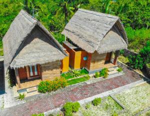 um modelo de casa com telhado de palha em Batang Golden Hills em Nusa Penida