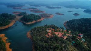 una vista aérea de una isla en un lago en CONTOUR ISLAND RESORT & SPA by CITRINE, en Tariyod