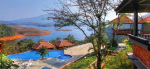 vistas a un cuerpo de agua desde una casa en CONTOUR ISLAND RESORT & SPA by CITRINE, en Tariyod