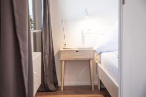 1 dormitorio con cama y mesa con espejo en Apartment JoniFee am Titisee, en Titisee-Neustadt