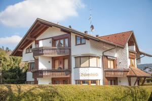 Una casa grande con balcones en un lateral. en Apartment JoniFee am Titisee, en Titisee-Neustadt