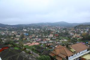 uma vista aérea de uma cidade com casas em Lali Petals em Madikeri