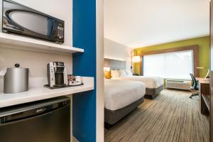 Postelja oz. postelje v sobi nastanitve Holiday Inn Express & Suites - Carrollton West, an IHG Hotel