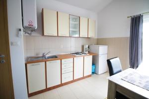 O bucătărie sau chicinetă la Sebi Apartment 300 m from beach