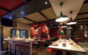 Un restaurant u otro lugar para comer en ibis Bremen City