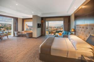 Ліжко або ліжка в номері The Biltmore Tbilisi Hotel