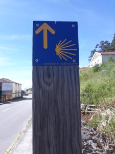 un panneau bleu sur un poteau en bois à côté d'une rue dans l'établissement Quinta do Real - Casa de Campo, à Viana do Castelo