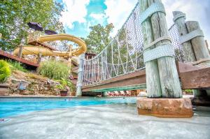 un parc aquatique avec un toboggan et une piscine dans l'établissement Still Waters Resort, à Branson