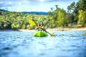 une femme montant un kayak sur un lac dans l'établissement Still Waters Resort, à Branson