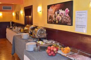 ein Buffet mit Tellern und Speisen auf dem Tisch in der Unterkunft Hotel Palacky in Karlsbad