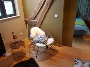 una silla con una almohada en una habitación en Centre historique l'authentique Saint Nicolas ou le bourdon de la Cathédrale, en Rouen