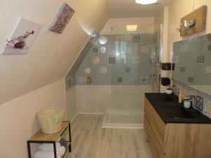 Grand appartement chaleureux tesisinde bir banyo