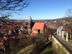 een uitzicht op een stad met een klokkentoren bij Ferienwohnung Tina in Pirna